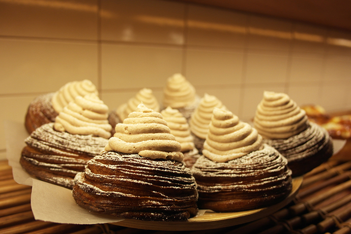 우스블랑의 몽블랑을 촬영한 사진. 선반 위에 다른 케이크와 마찬가지로 몽블랑이 한 접시 위에 여러 개 올려져 있다. 페이스트리 형태의 빵이 둥글게 모양을 잡고 있고, 그 위에 밤 크림이 얹어져 동그란 모양을 하고 있다.