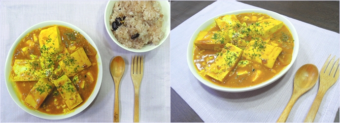 왼쪽은 김치 카레 두부 한 접시와 밥 한 공기가 함께 놓여있는 그림이다. 왼쪽은 김치 카레 두부의 측면을 촬영한 사진이다.