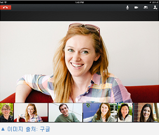 구글의 화상채팅 기능을 설명한 사진. 한 여자의 얼굴이 크게 클로즈업되어 있고 이 아래로 다양한 사람들의 사진이 조그맣게 나열되어 있다