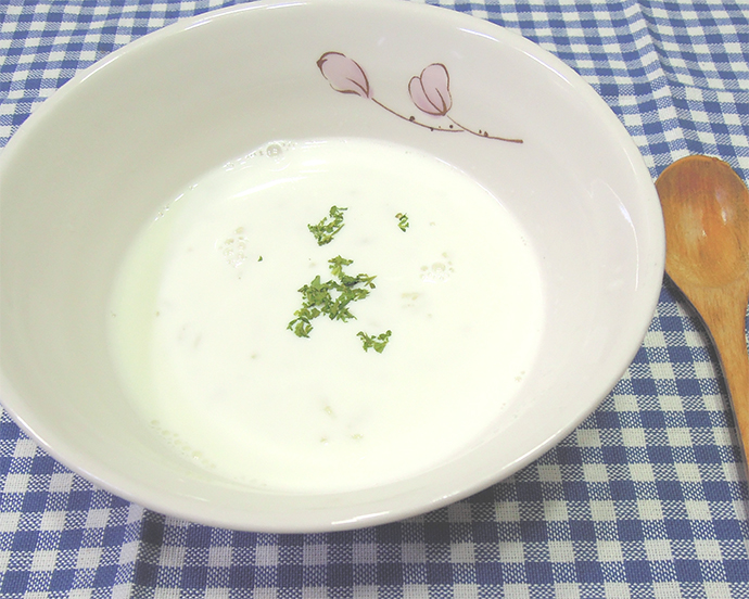 우유와 찬밥 그리고 소금으로만 맛을 낸 우유 죽의 모습이다.