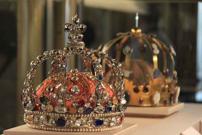수많은 다이아몬드와 보석으로 장식된 프랑스 루이 15세의 왕관
