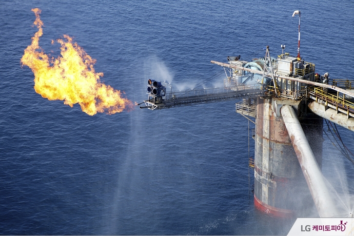 해양 석유 플랫폼에서 가스를 소각하고 있다.