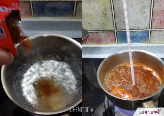 끓는 물에 스프를 넣고 온도계로 물 온도를 잰다. 