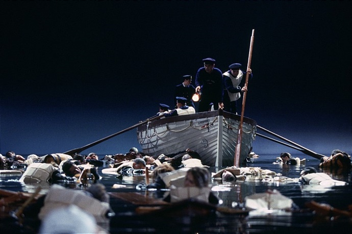영화 타이타닉 중 한 장면, 차가운 바닷가에서 표류중인 사람들