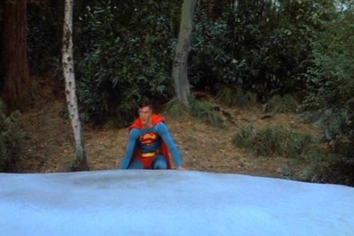 영화 슈퍼맨 중 한 장면. 얼어 붙은 호수를 통째로 들어올리는 슈퍼맨.