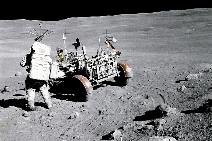 달에 착륙한 아폴로 16호 우주비행사 찰리 듀크
