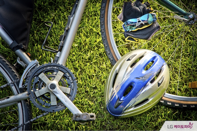 잔디 위에 자전거와 헬멧, 장갑, 고글
