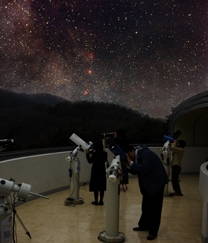 밤에 별을 관측하는 사람들ⓒ칠갑산 천문대 홈페이지