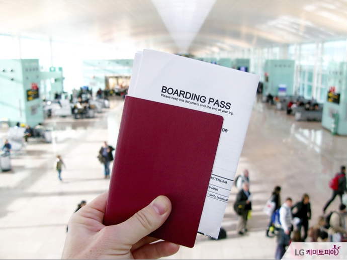 여권과 항공권을 쥐고 있다.