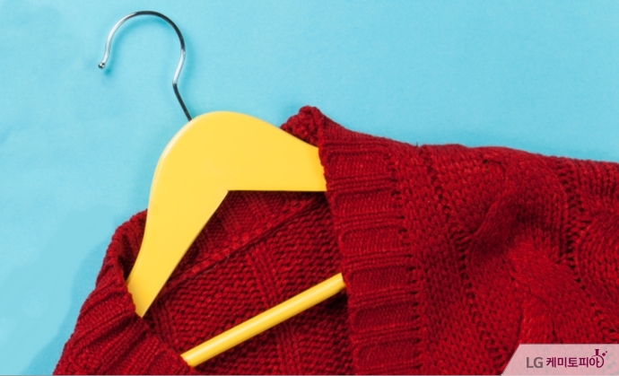 옷걸이에 걸린 빨간 스웨터