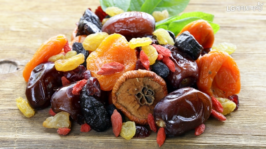 여러가지 말린 과일들이 접시에 담겨져 있다. 