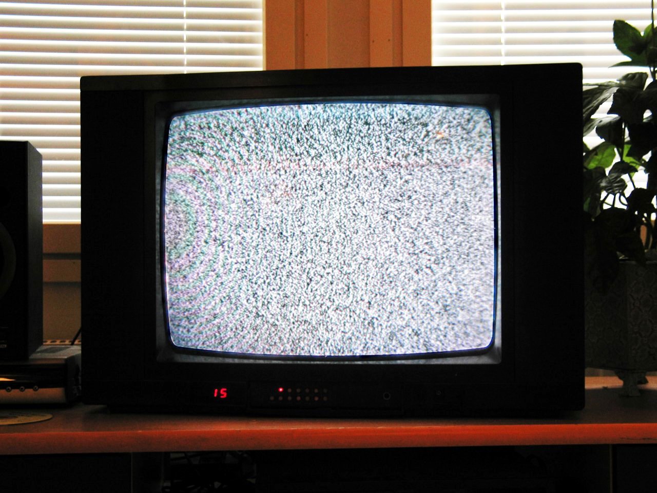 지지직 거리는 화면이 나오는 브라운관 텔레비전