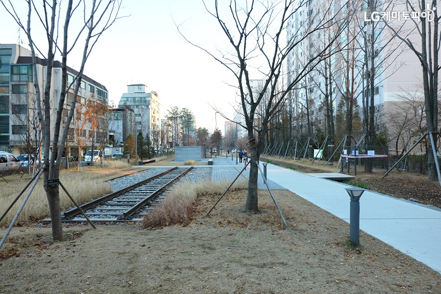 2호선 홍대입구역 경의숲길 철로 사진