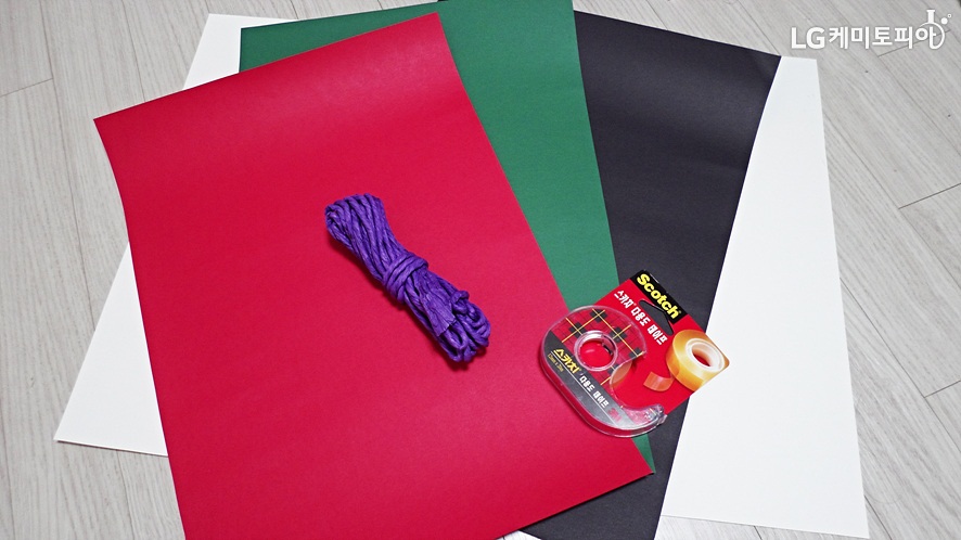 흰색, 빨강, 검정, 초록 도화지와 보라색 노끈, 스카치테이프 사진