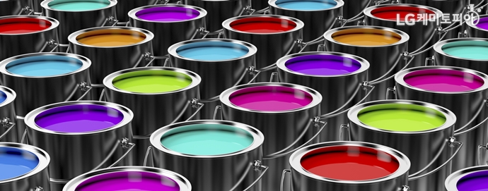 여러 색의 도료가 들어있는 페인트통들이 나열되어 있다. 