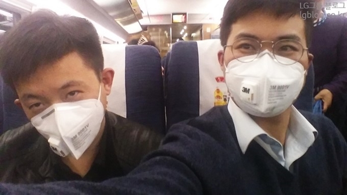 선양으로 가는 기차 안에서도 미세먼지 전용 마스크를 착용했다.