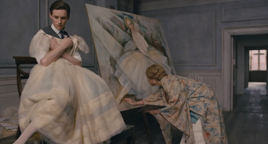영화 '대니쉬 걸' 속 한 장면, 릴리가 여자의 드레스를 걸치고 아내의 그림 모델이 되고 있다ⓒ네이버 영화