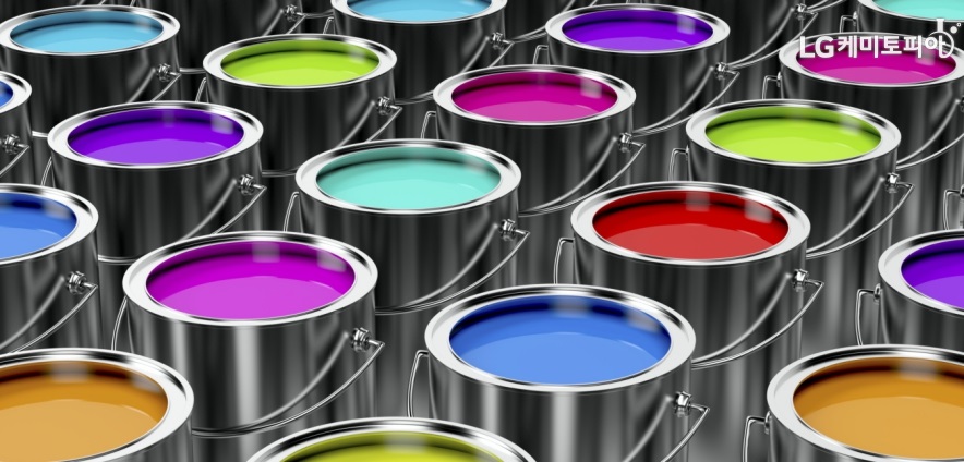 철제 통에 가득 들어있는 여러 색깔의 페인트