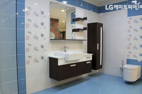 흰색과 파란색 타일로 인테리어된 욕실 겸 화장실 전경