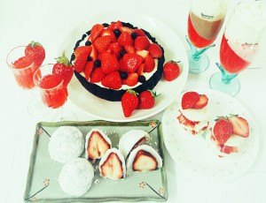 딸기 뷔페의 모습으로 딸기모찌, 딸기쇼트케이크, 딸기타르트가 예쁘게 놓여있다.