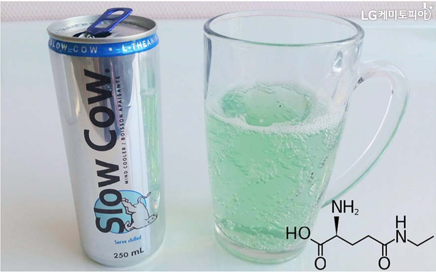 slow cow 음료 캔이 왼쪽에 있고, 내용물이 오른쪽 투명컵에 담겨있다.