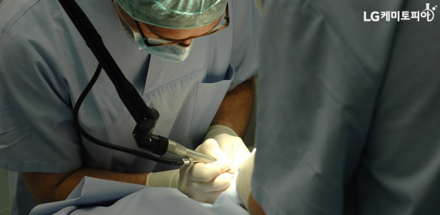 병원 수술 장면으로 레이저를 이용해 의사가 수술을 하고 있다.