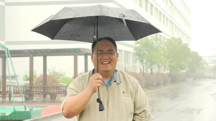 난징 공장에서 만난 '우산을 든 남자'의 모습. 그는 직원 편의시설과 관련된 일을 하고 있다.