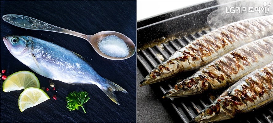 왼쪽에는 익히지 않은 생선과 소금이 놓여있고 오른쪽에는 생선을 굽고 있는 모습이 있다.