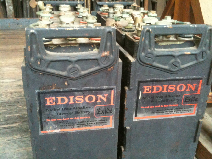에디슨이 개발한 니켈-철 전지의 모습 'EDISON'이라 쓰여진 대형 전지 2개가 놓여 있다.