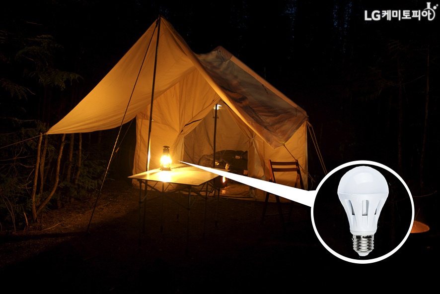 어두운 텐트 속 테이블 위에 손전등과 같은 조명이 놓여 있다. 그리고 조명 확대컷에 LED 전구가 있다.