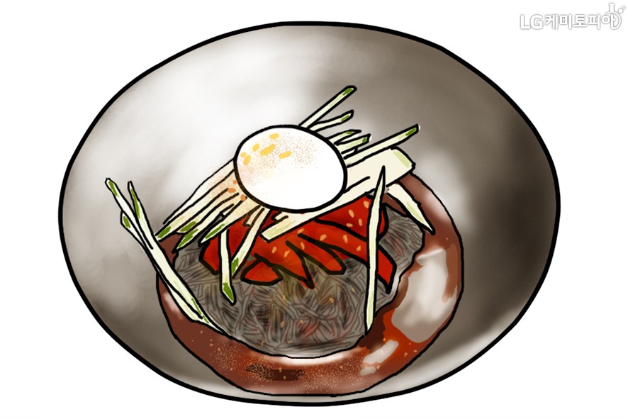 오이, 계란 고명과 붉은 소스가 올라가 있는 함흥냉면이 검정색 그릇에 담겨있다.(일러스트 그림)