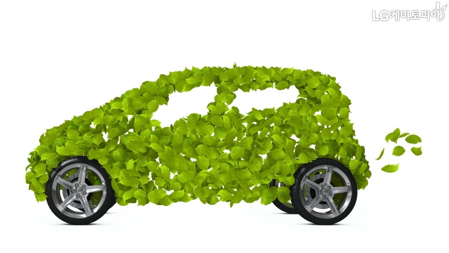 나뭇잎과 바퀴로 실제 전기 자동차의 모습을 표현했다.