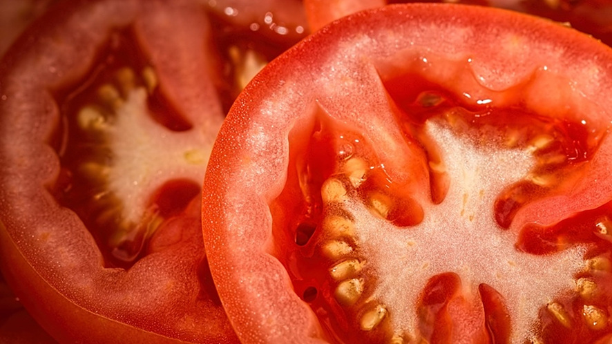 빨간색 토마토를 반으로 잘라 놓은 모양
