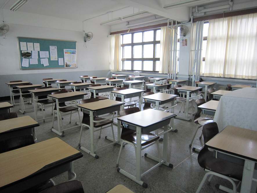 책상과 의자들이 정돈되어 있는 교실 안의 모습