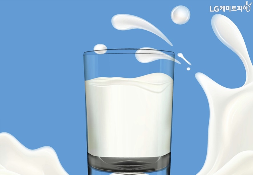 투명한 유리컵에 흰 우유가 담겨있다.