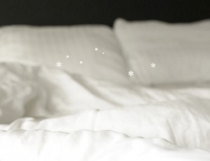 침대 위에 하얀색 겨울 이불과 베개
