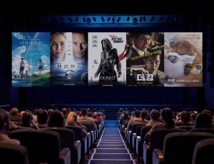 영화관 스크린에 개봉 예정 영화 포스터 5개가 보인다.