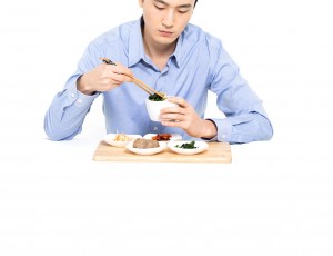 남자가 혼자서 밥을 먹고 있다.