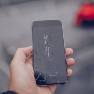 스마트폰은 왜 떨어질 때 액정이 바닥을 향할까?