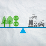 저울 위에 푸른 나무와 탄소포집기술을 뜻하는 CCU, CCS 글자가 써 있고 반대편에 탄소배출하는 공장, 자동차 설비 등이 그려져 있다