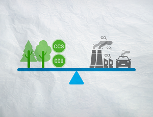 저울 위에 푸른 나무와 탄소포집기술을 뜻하는 CCU, CCS 글자가 써 있고 반대편에 탄소배출하는 공장, 자동차 설비 등이 그려져 있다